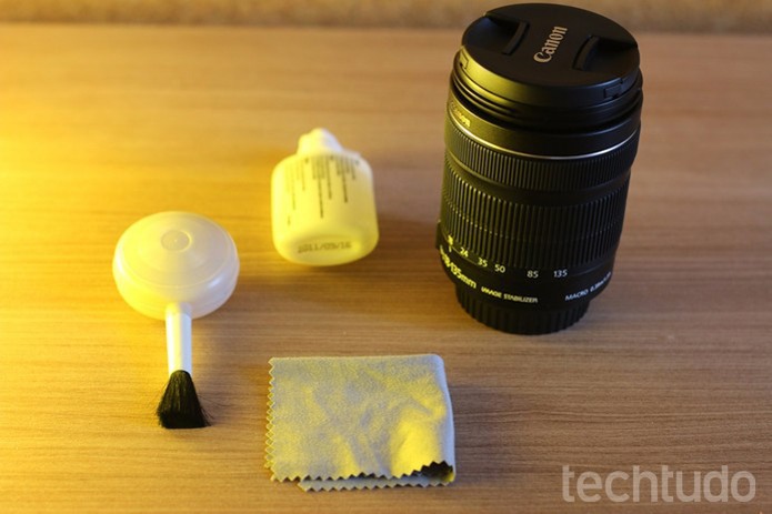 Faça uma boa limpeza da lente. Os materiais são baratos e duram bastante (Foto: Karen Malek/TechTudo)