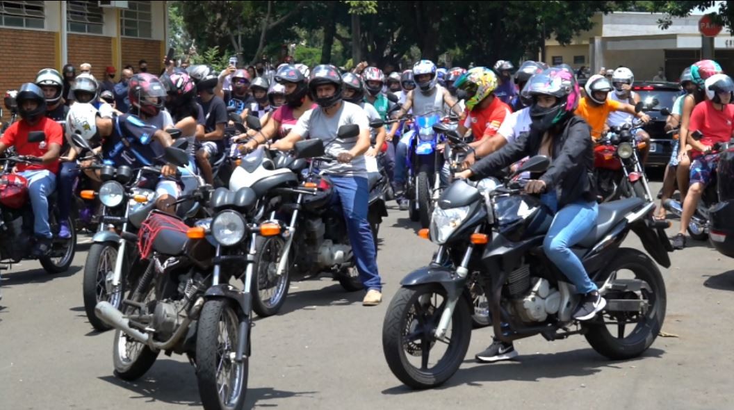 Velório de motoboy que morreu em acidente na Bandeirantes tem homenagens de colegas 