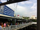 Greve de ônibus causa fila na estação das barcas em Niterói, no RJ