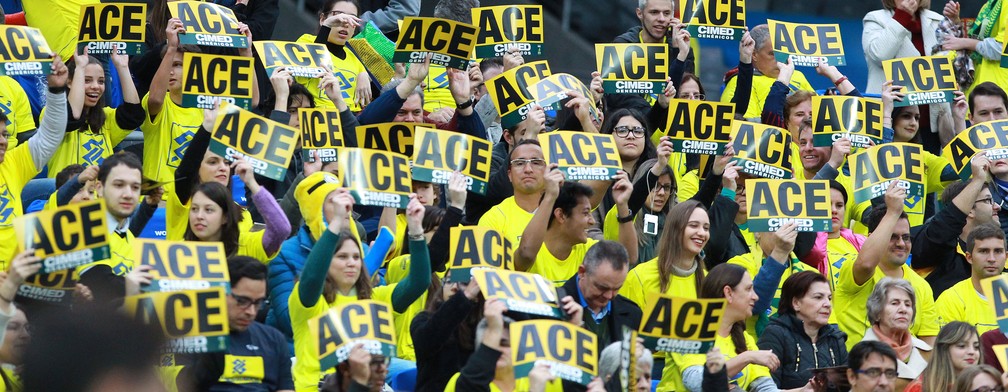 Torcida presente na Arena da Baixada apoia o Brasil e pede ace (Foto: FIVB)