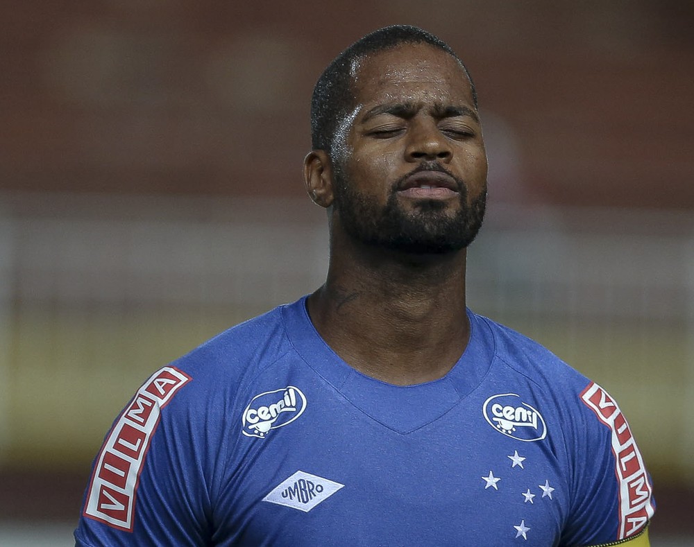 Lesão no joelho esquerdo tira Dedé de combate por mais de um mês no Cruzeiro