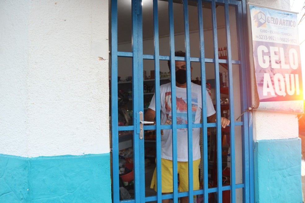 Segundo Gilson Bezerra, que há 18 anos é comerciante na região, os assaltos acontecem todos os dias a partir das 18h. — Foto: Lívia Ferreira/g1