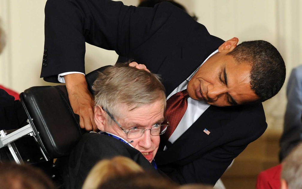 Stephen Hawking recebe a Medalha Presidencial da Liberdade do entÃ£o presidente dos Estados Unidos, Barack Obama, na Casa Branca  (Foto: Jewel Samad / AFP Photo)