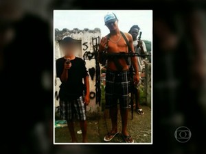 Polícia investiga fotos de suspeitos de tráfico na Mangueira, entre eles um menor (Foto: Reprodução/TV Globo)
