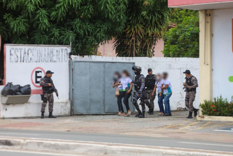 Reféns são liberados após a chegada da Polícia Militar no local — Foto: Matheus Soares/Grupo Mirante