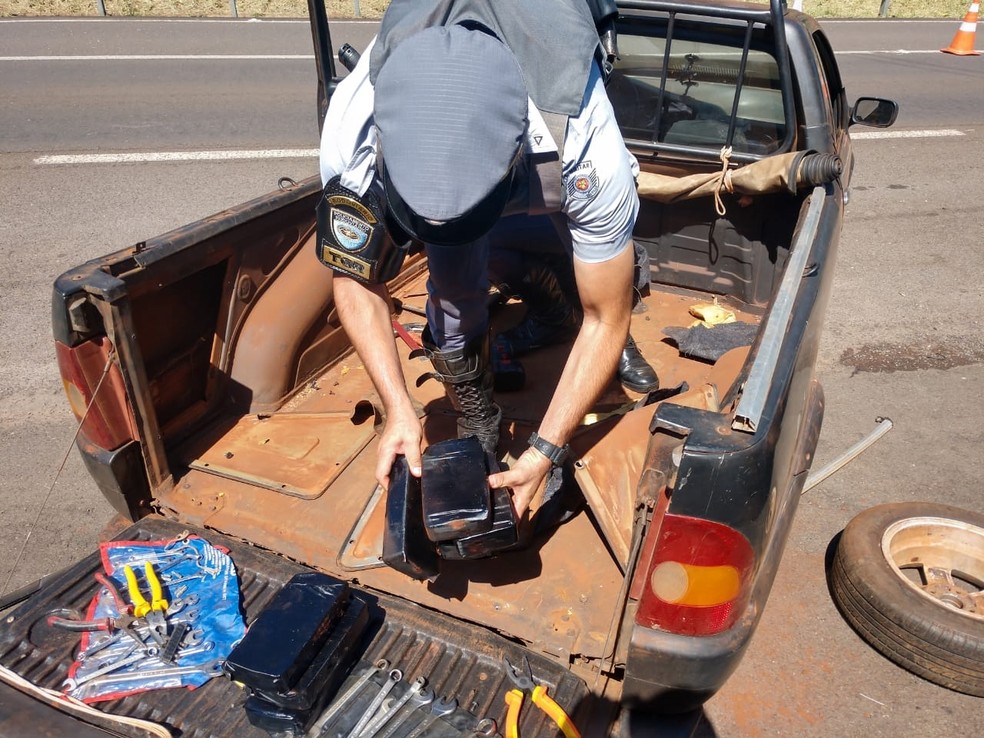 Policia retira droga de fundo falso de picape em Castilho — Foto: Divulgação/Polícia Rodoviária