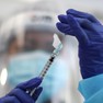 Foto: (Profissional de saúde se prepara para aplicar a vacina da Pfizer e da BioNTech em Los Angeles, nos Estados Unidos, no dia 7 de janeiro de 2020 / Lucy Nicholson/Reuters)