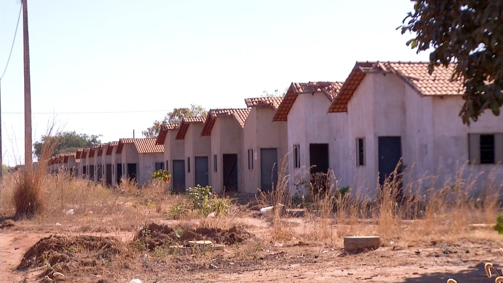 Obras de conjuntos habitacionais no setor Taquari estão paradas em Palmas — Foto: Reprodução/TV Anhanguera