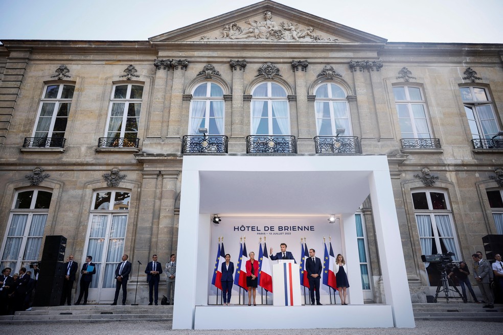 Presidente francês, Emmanuel Macron, recebe convidados em discurso após o desfile militar de 14 de julho — Foto: Thomas Padilla/Pool via REUTERS