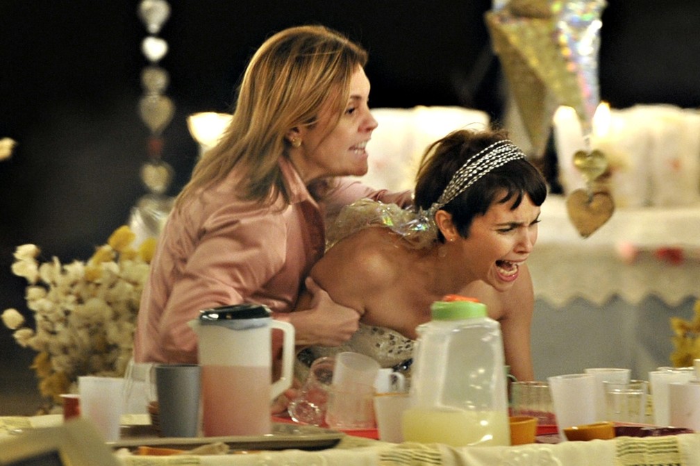 Carminha (Adriana Esteves) e Nina (Débora Falabella) brigam em cena de 'Avenida Brasil', de 2012 — Foto: Renato Rocha Miranda/Rede Globo