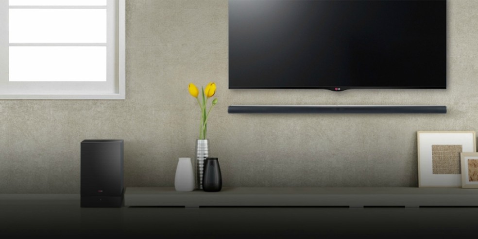 Soundbar tem vantagem de ocupar pouco espaço na sala  — Foto: Divulgação/LG