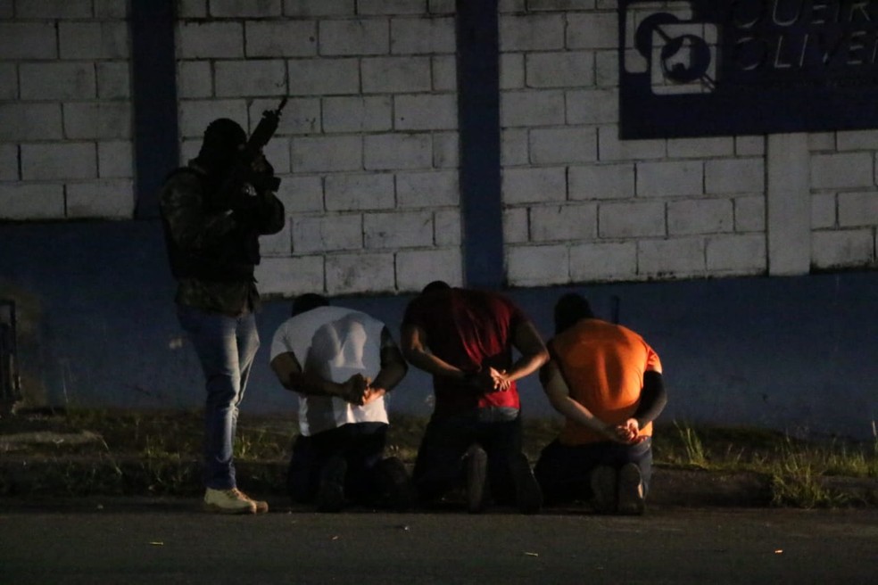 Polícia Militar faz simulação de roubo a banco em em Salvador — Foto: Alberto Maraux/SSP-BA
