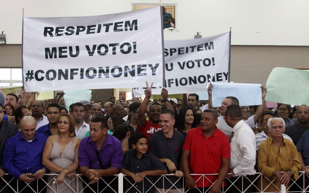 Manifestantes levam cartazes em apoio ao prefeito eleito de Embu das Artes, Ney Santos (Foto: Everaldo Silva/Futura Press/Estadão Conteúdo)