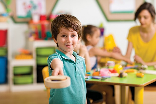 Child and teacher in classroom. (Foto: Getty Images/iStockphoto)