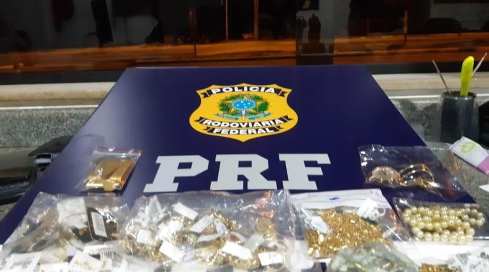 Mercadoria de semijoias avaliadas em R$ 40 mil é apreendida escondida em veículo na Bahia — Foto: Polícia Rodoviária Federal/Divulgação