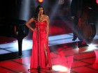 Acompanhada por seis músicos, Nayra Costa canta 'At Last'
