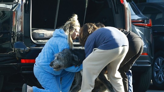 Heidi Klum aparece abatida levando cachorro no veterinário com o marido