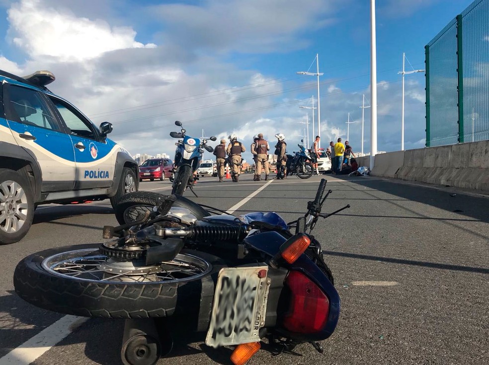 Homem morre apÃ³s bater moto em poste em viaduto  (Foto: Renan Pinheiro/TV Bahia)
