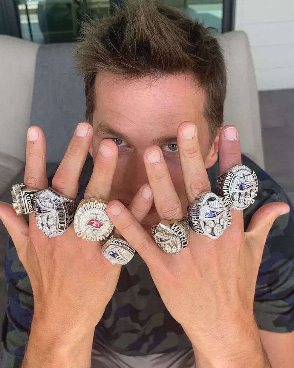 Tom Brady exibe anéis campeão NFL  — Foto: Reprodução Instagram