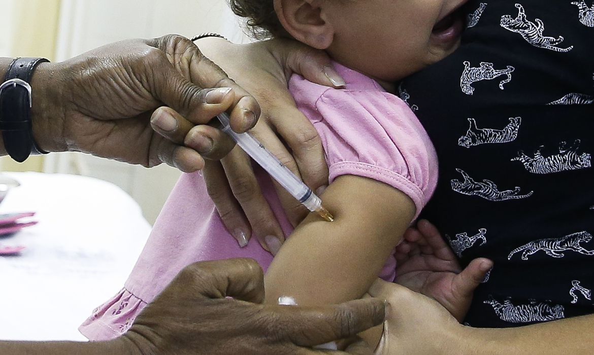 Crianças com idade entre 1 ano e menores de 5 são vacinadas no posto de saúde Heitor Beltrão, na Tijuca, zona norte do Rio, para receber a dose contra a pólio e contra o sarampo.  (Foto: Tomaz Silva/Agência Brasil)
