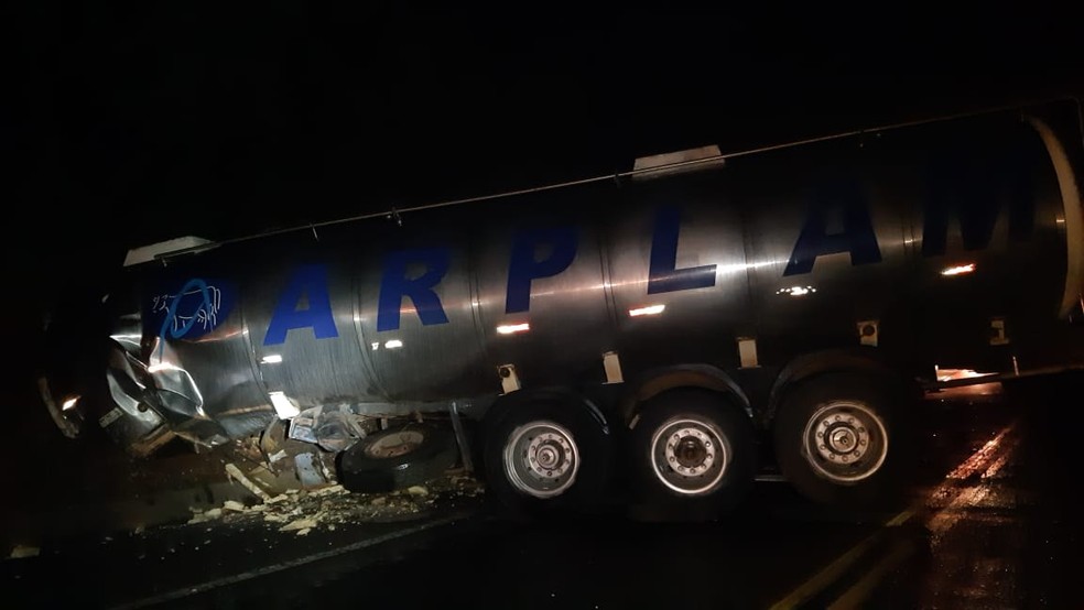 Motorista da carreta tanque de leite foi encaminhado em estado grave pra UPA em Araxá — Foto: Polícia Rodoviária Federal/Divulgação