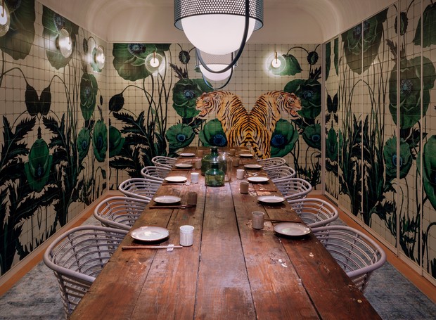 Uma sala de jantar completamente privada na parte de trás apresenta azulejos impressos à mão com ilustrações em grande escala (Foto: Reprodução/Dezeen)