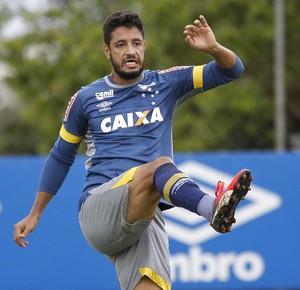 Confiante em renovação, zagueiro do Cruzeiro admite ansiedade para acerto