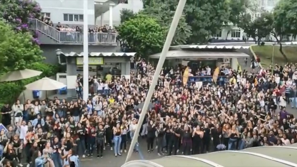 Estudantes de universidade fazem protesto contra assédio, no ES  — Foto: Reprodução/ TV Gazeta 