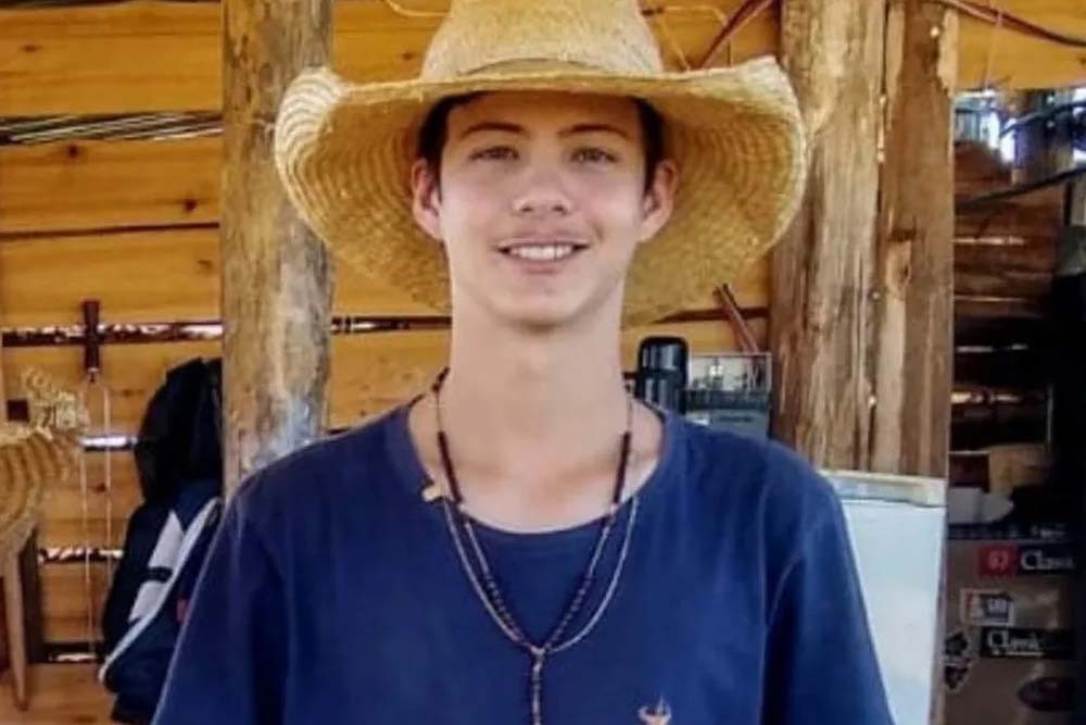 Iguatama Agora - Peão de rodeio morre pisoteado por boi durante