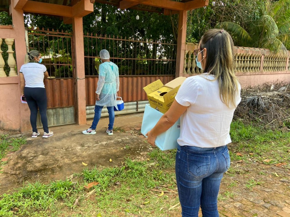 Idosos acima de 80 anos form vacinados em casa contra a Covid-19 em Senador Guiomard — Foto: Tálita Sabrina/Rede Amazônica Acre