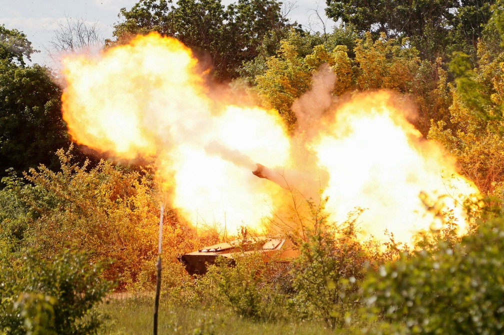 Tropas russas disparam projéteis em direção a Severodonetsk, em 24 de maio de 2022.  — Foto: Alexander Ermochenko/ Reuters 