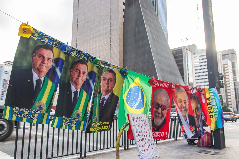 Ambulantes colocam toalhas com estampas dos candidatos à Presidência da República para venda na Avenida Paulista