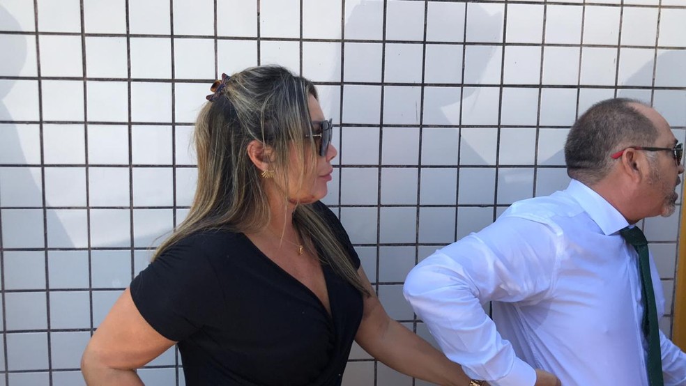 Elaine Caparroz chega para prestar depoimento à delegada Adriana Belém — Foto: Henrique Coelho / G1