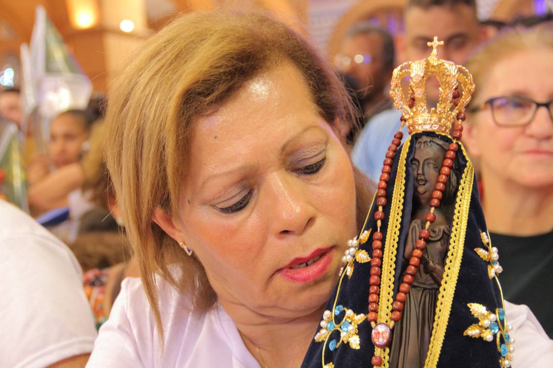 Mulher com imagem de Nossa Senhora Aparecida