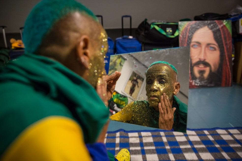 Assim como as lentes, a purpurina no rosto de Animal Ã© um diferencial que atrai as cÃ¢meras para closes durante o jogo (Foto: FÃ¡bio Tito/G1)