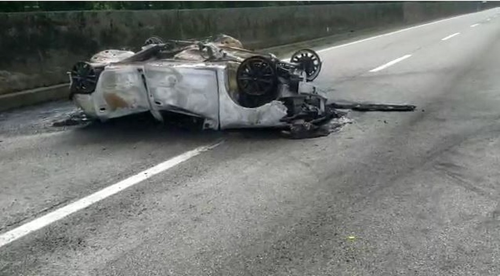 Motorista sofreu grave acidente na Via Anchieta, em Cubatão, e morreu após ficar preso em carro em chamas — Foto: g1 Santos