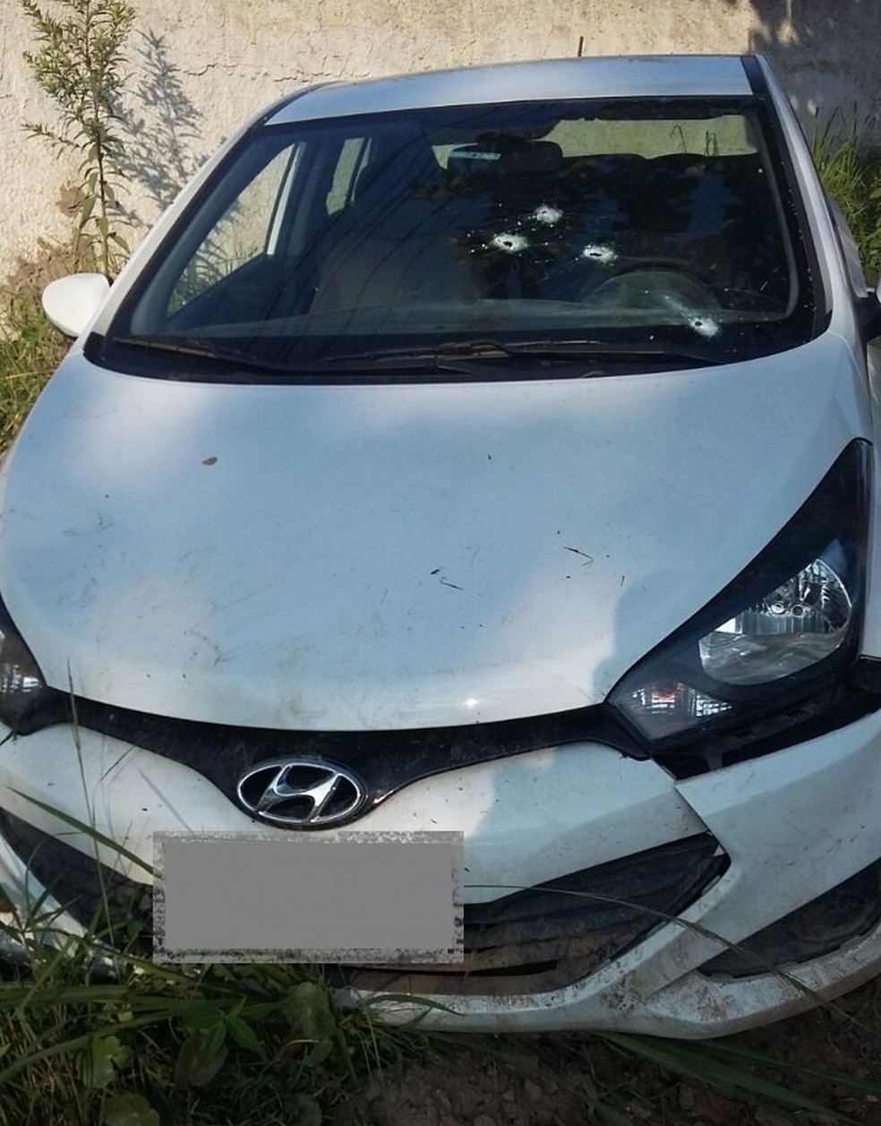 Carro utilizado em fuga por um dos assaltantes foi encontrado com marcas de tiros (Foto: Divulgação/Polícia Rodoviária Estadual)