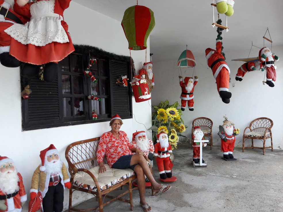 Coleção de aposentada em Maceió tem Papai Noel surfista, jardineiro, esquiador e outros (Foto: Magda Ataíde/G1)