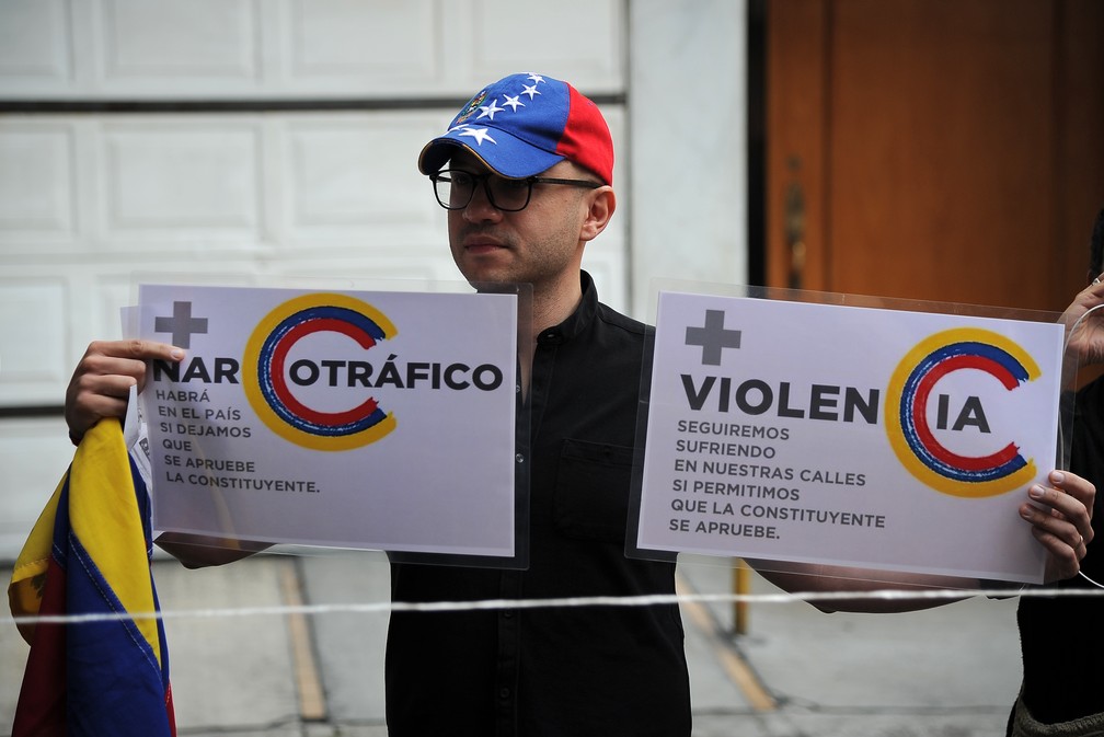 Membro da comunidade venezuelana no México protesta contra a votação da Assembleia Constituinte (Foto: Bernardo Montoya / AFP)