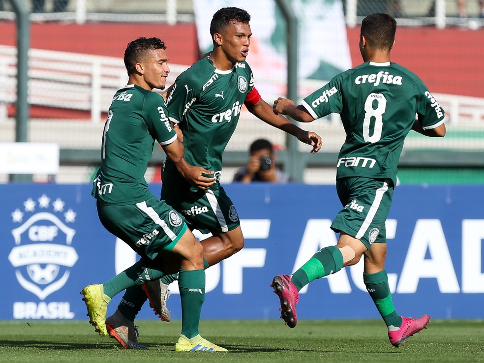 Gabriel Veron, ao centro, comemora gol pelo Palmeiras — Foto: Fabio Menotti/Ag Palmeiras/Divulgação