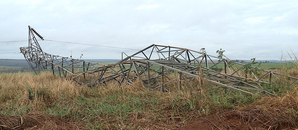 Torre de energia caiu ap&oacute;s vendaval que atingiu o Tri&acirc;ngulo Mineiro &mdash; Foto: Reprodu&ccedil;&atilde;o/TV Integra&ccedil;&atilde;o