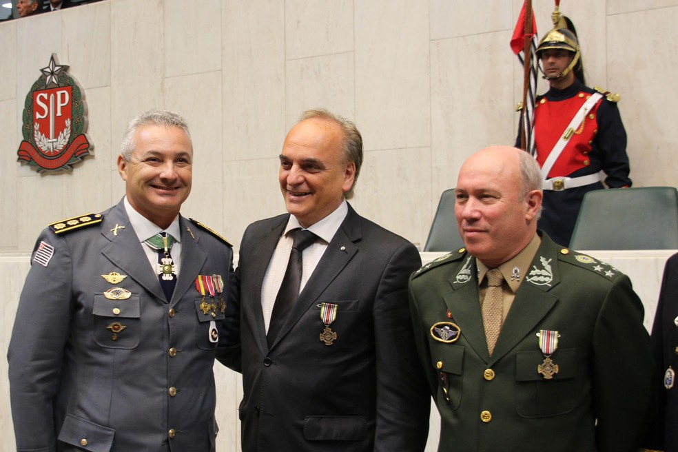 Mauro Cesar Lourena Cid (à direita) em evento na Alesp com coronel Telhada e Dimas Mascaretti (centro)e  — Foto: Divulgação/Alesp/12-07-2016