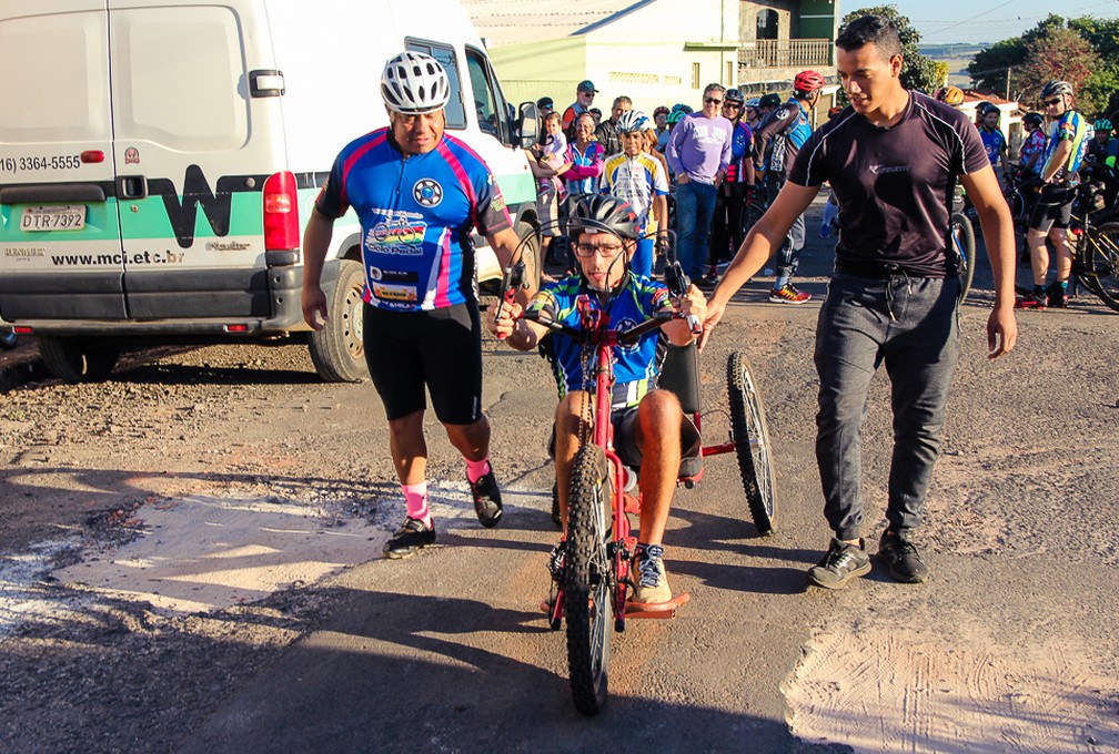 Lucas Daniel da Rocha com sua nova bike em São Carlos — Foto: Fabio Rodrigues/G1