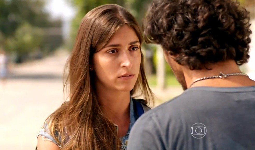 Carol (Maria Joana) diz a Lino (José Henrique Ligabue) que não vai atrapalhar o seu romance com Taís (Débora Nascimento) - 'Flor do Caribe' — Foto: Globo