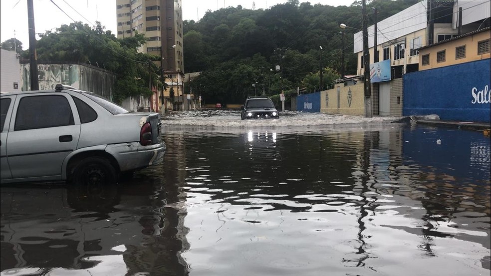 Rua Mipibum, em Petrópolis,  na Zona Leste de Natal, ficou alagada (Foto: Ítalo Di Lucena/Inter TV Cabugi)