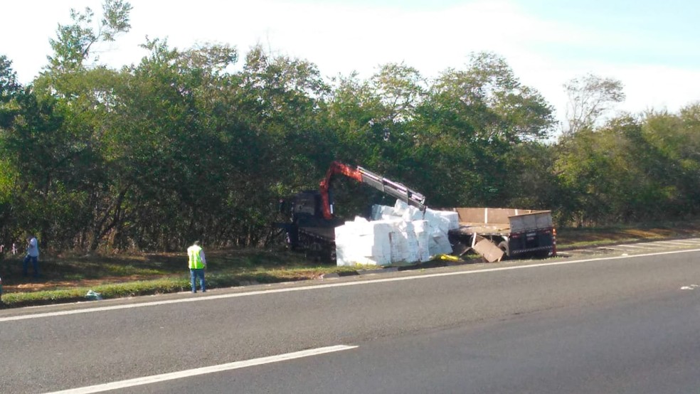 Empresa fez o transbordo da carga de celulose de um dos caminhões envolvidos no acidente em Agudos — Foto: Renan Beraldo/Arquivo pessoal 
