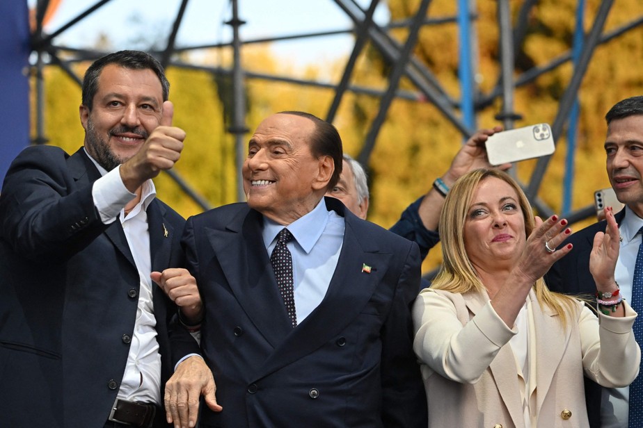 A favorita para assumir o governo da Itália, Giorgia Meloni, ao lado de seus parceiros de coalizão Matteo Salvini (esquerda) e Silvio Berlusconi