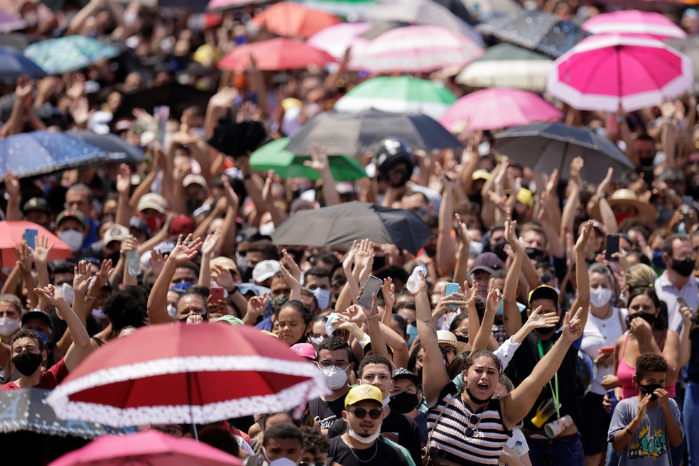 Fãs emocionados do lado de fora do Ginásio Goiânia Arena, onde foi velado corpo da cantora. — Foto: REUTERS/Ueslei Marcelino