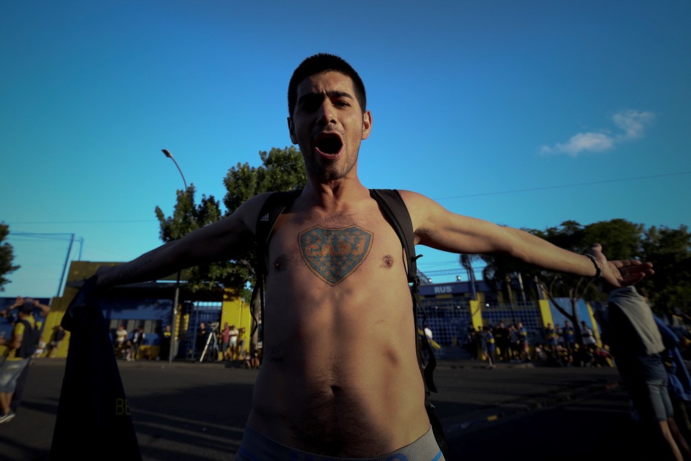 Torcedor do Boca Juniors com o escudo do clube tatuado no peito — Foto: EFE/Juan Ignacio Roncoroni