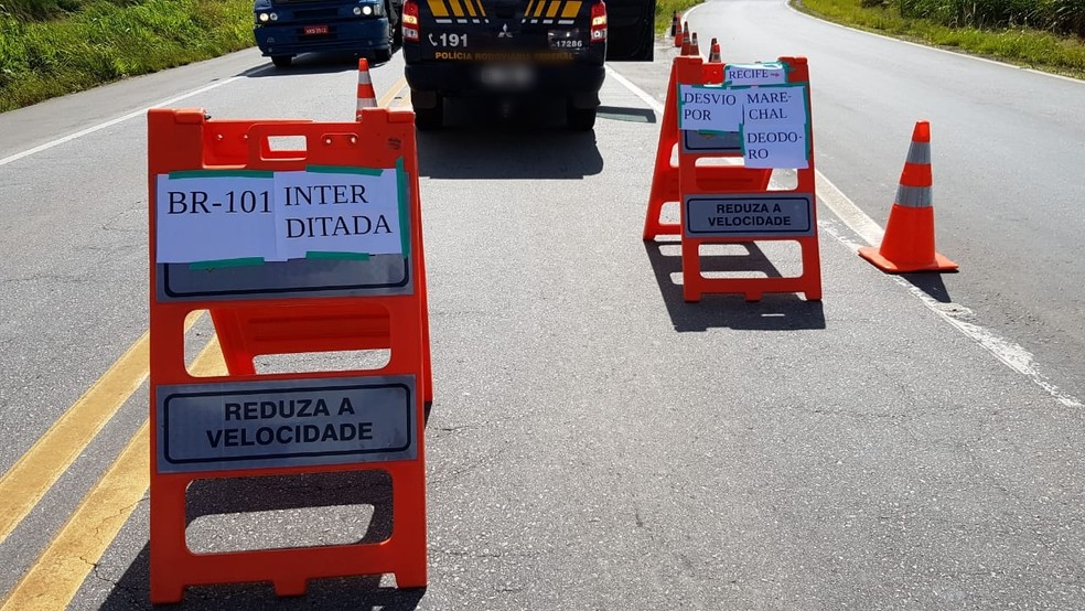 Rodvida BR-101 segue interditada em SÃ£o Miguel dos Campos â Foto: Ascom/PRF